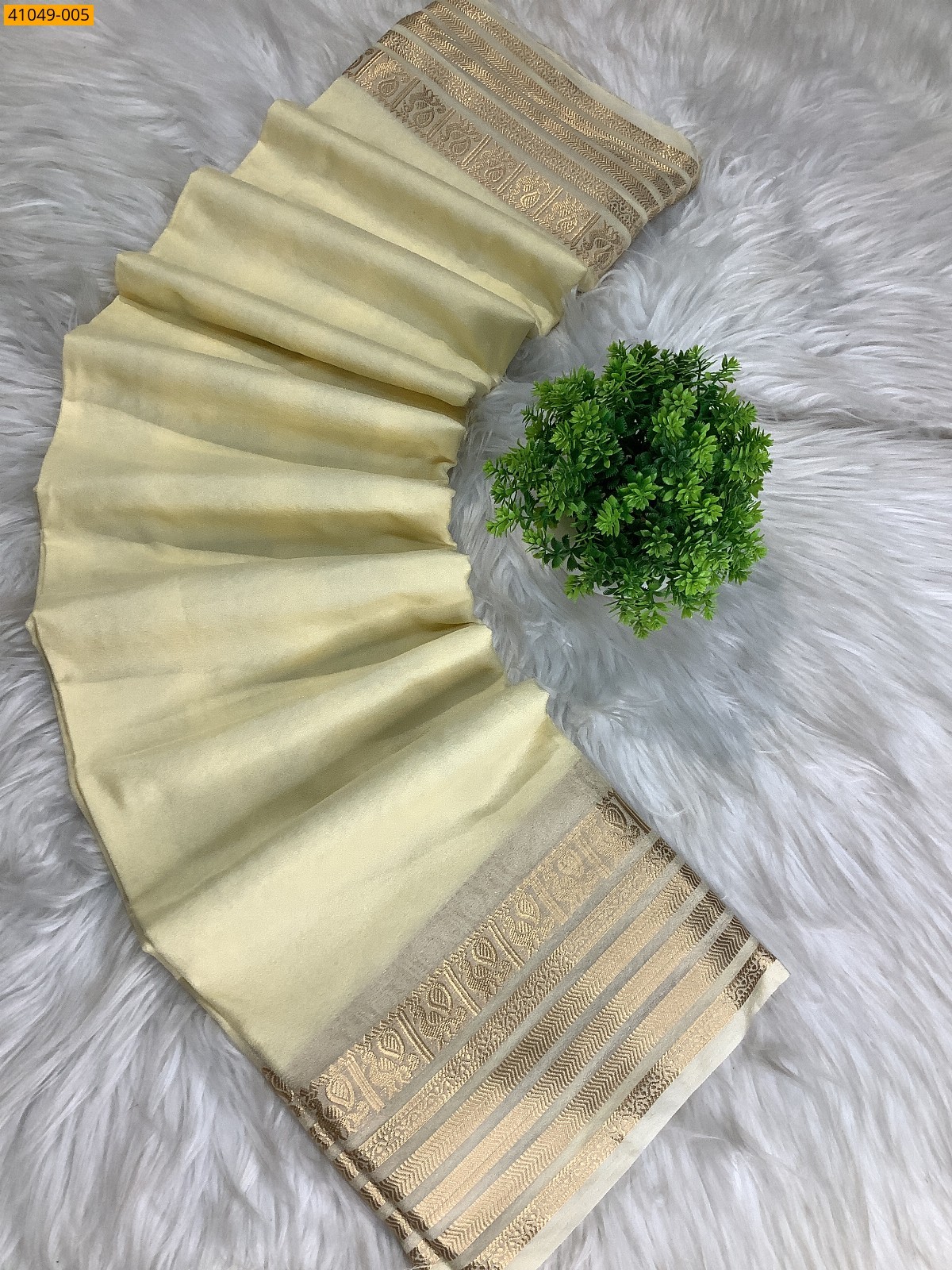 White  Viscose Crush Crepe Silk Saree