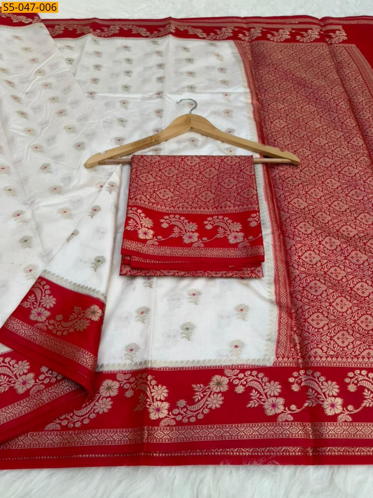 White Banarasi Dybal Semi Dupian soft silk saree