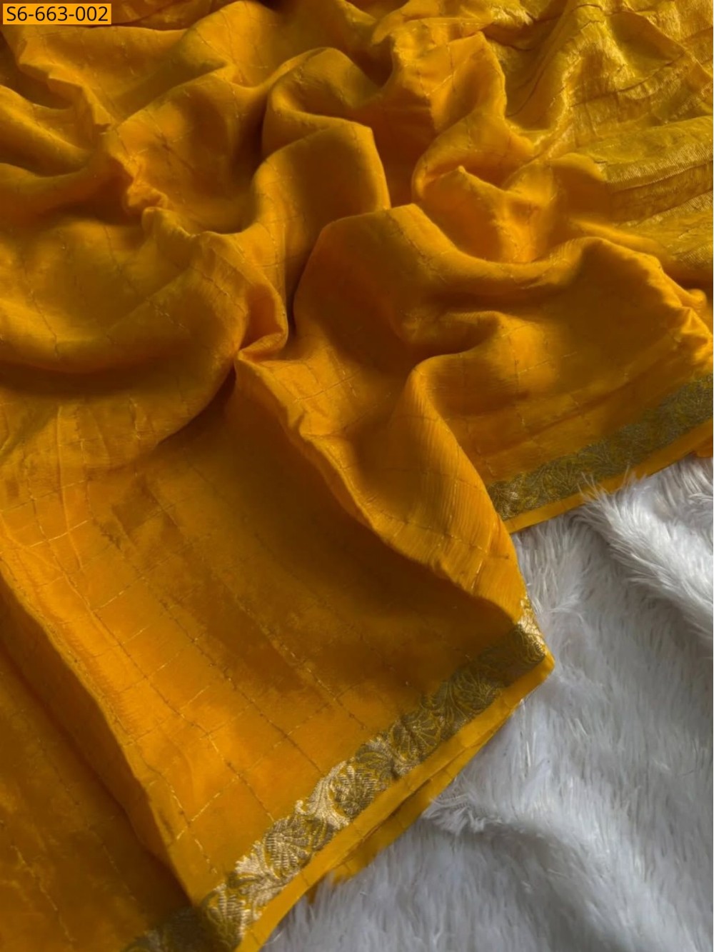 Chinnon Viscose Checks Saree